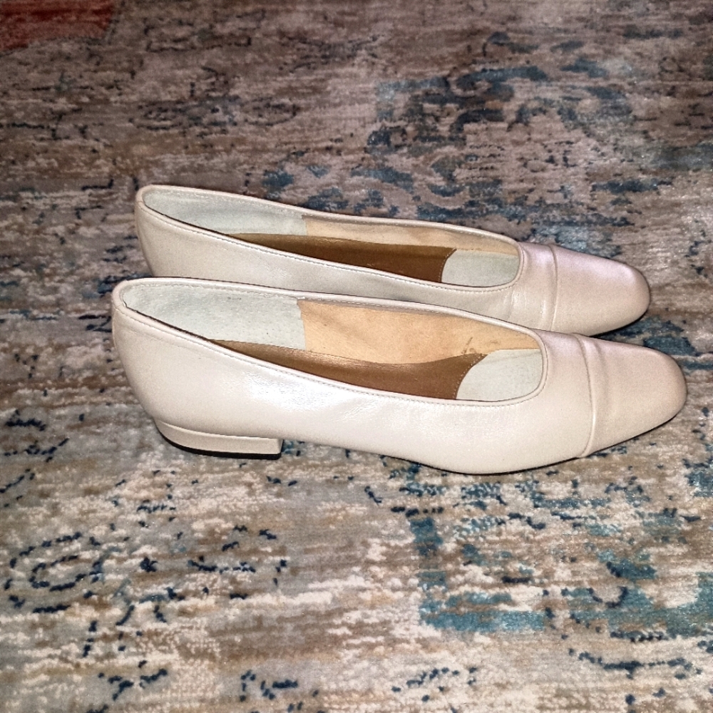 VANELi  Vintage cream Pearl Leather Slip on flats size 9 Narrow
